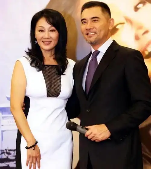 58岁的她与丈夫恩爱至今,女儿是其骄傲,27岁儿子竟成一生遗憾