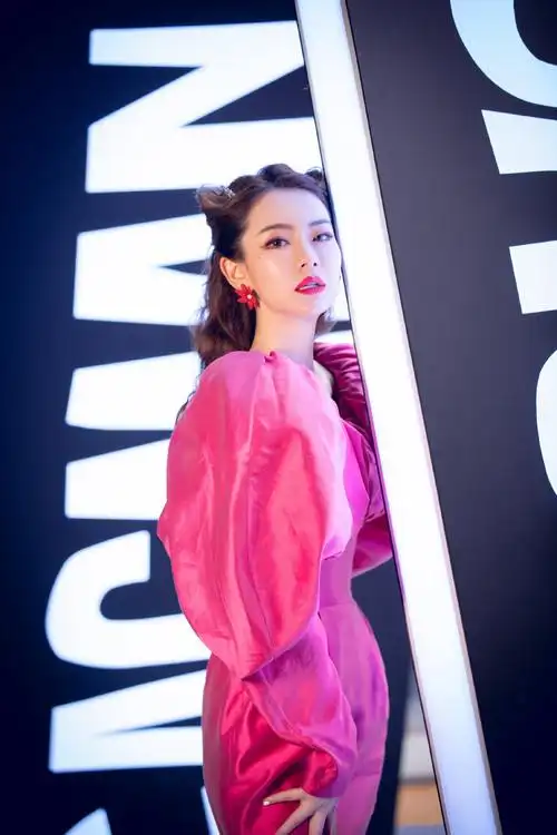 简介:戚薇粉色礼裙性感优雅写真图片,分享一组戚薇图片给大家,图中的