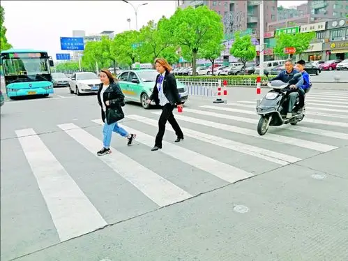 有人过马路地灯就会亮泰州首个行人过街预警系统亮相