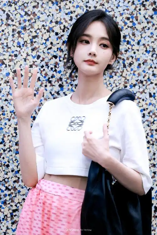 李一桐露腰造型##今日星拍放送