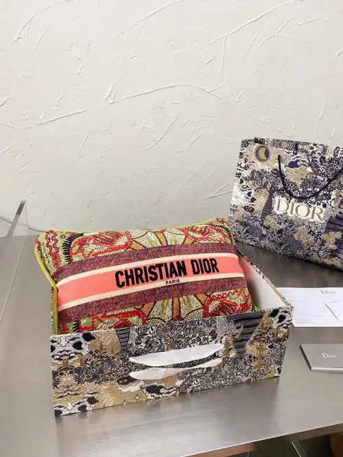 迪奥dior家具线绝绝子抱枕