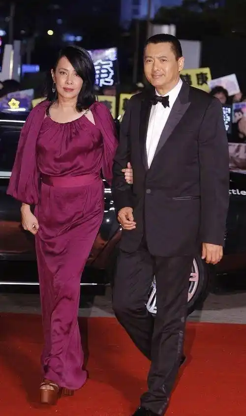 周润发携老婆走红毯,老婆一身缎面裙气场强大,让老婆成为跟风的男演员