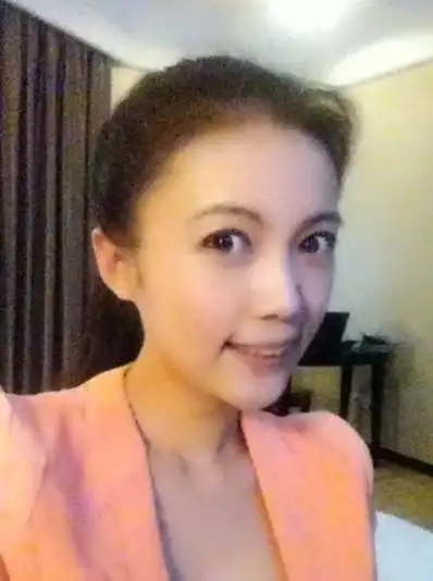 央视女记者低胸露深v出镜后更多新照流出(组图)