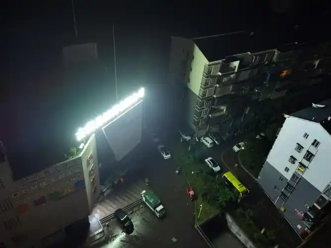 楼顶招牌设置不合理夜晚持续光亮影响