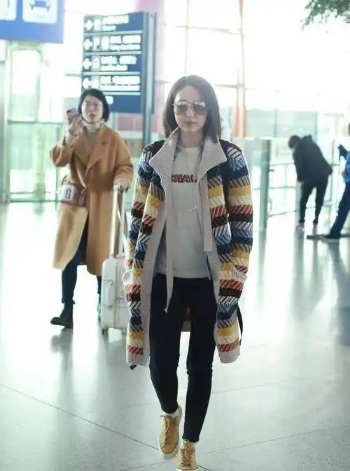 董璇素颜现身机场疑因巨额资产冻结面容憔悴