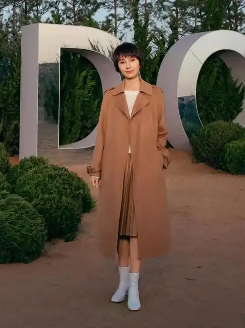 当45岁袁泉和67岁奚美娟同框才彻底领悟什么是刻在骨子里的优雅