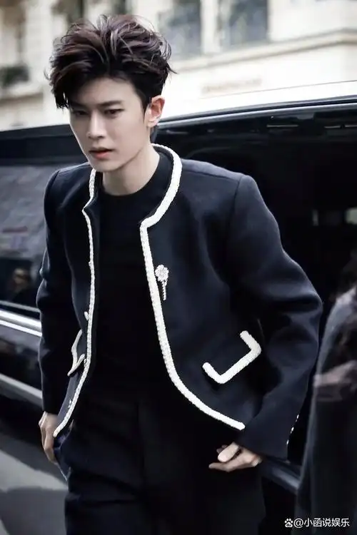 任嘉伦亮相巴黎街头,帅气十足引爆全网