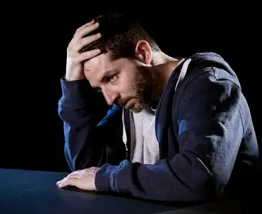 绝望的男人痛苦情绪上的痛苦, 悲伤和深坳陷照片