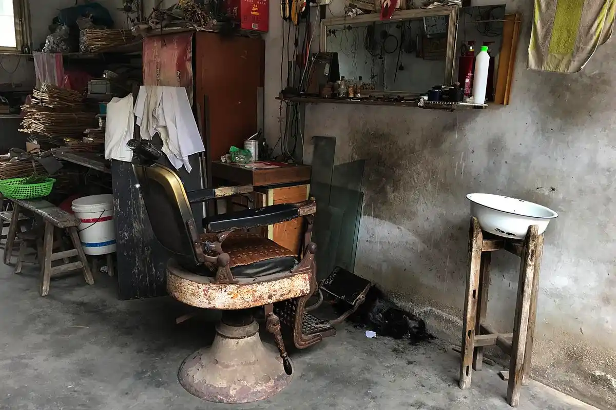 人物纪实摄影 | 渐渐消失的记忆,隐藏在中国农村的理发老手艺!