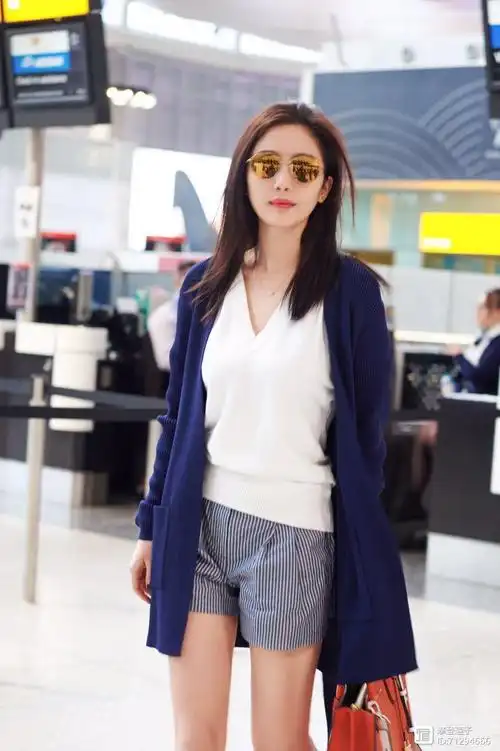 杨幂衣品真好,身穿橙色格子针织衫搭配一条黑色热裤,清新减龄