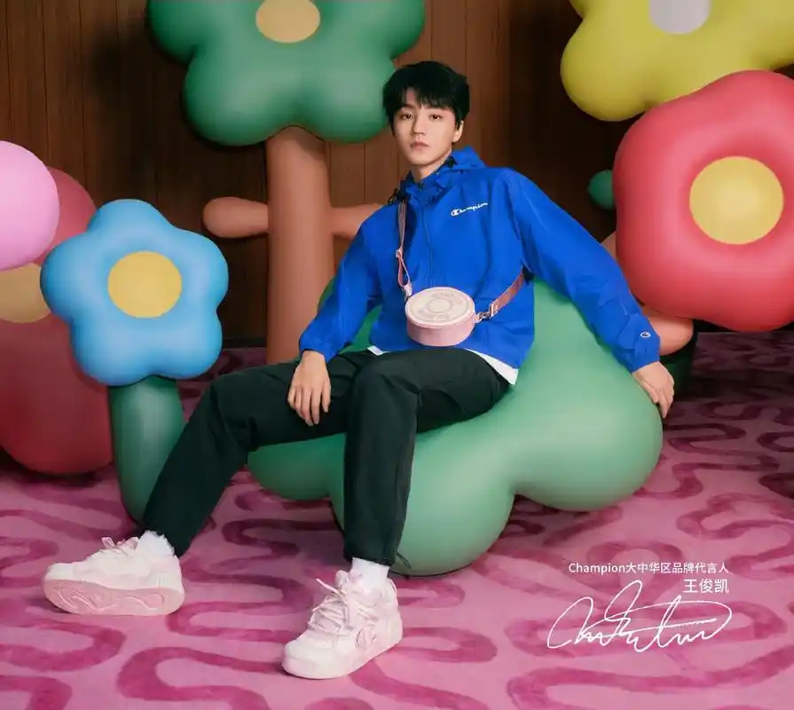 champion 大中华区品牌代言人#王俊凯 上身应援色春