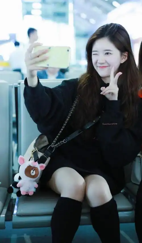 赵露思的学院风穿搭,露腿组合很有时尚感,全黑造型满满的高冷范