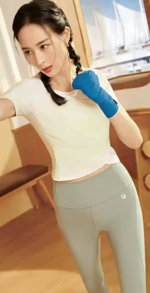 张钧甯身姿迷人优雅,她不仅长期坚持健身塑形,还坚持练瑜伽_生活_肌肉