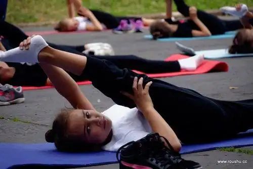 小女孩的被动柔术训练