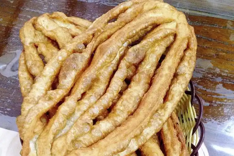 地锅鸡(供图/图虫·创意);sha汤(供图/汇图网);八股油条(来源/网络)