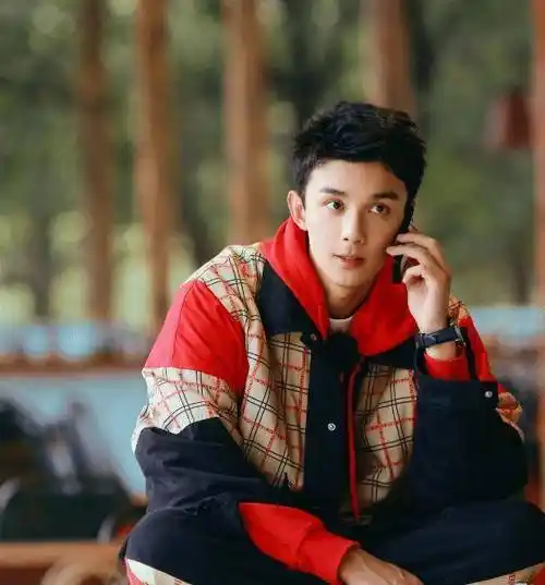 不刮胡子的吴磊man爆了,小鲜肉变霸道总裁,说不心动是假的!