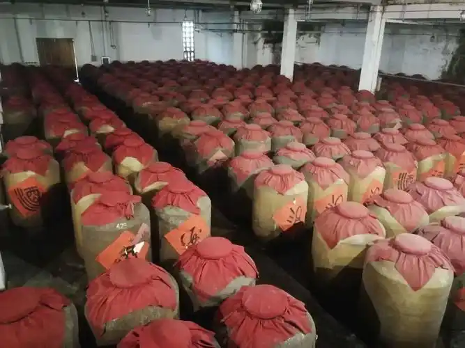 白云边酒厂宏伟壮观的地下酒窖之一,这里面的每一坛可是装有2000斤
