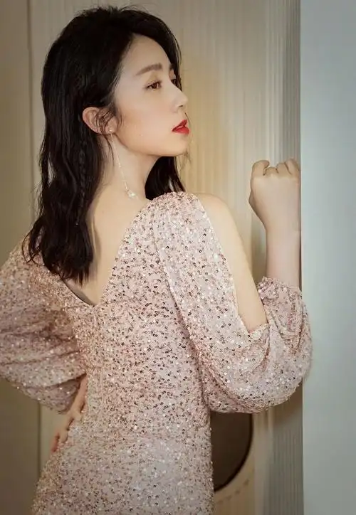 在黄磊妻子,多多妈妈身份之外,她还是多才多艺的演员孙莉