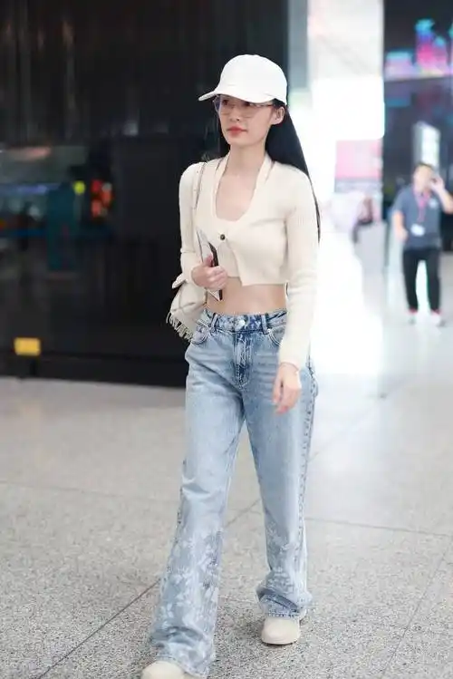 李沁带火了一种穿搭,叫作"露脐衫 牛仔裤",清爽惹眼,好迷人