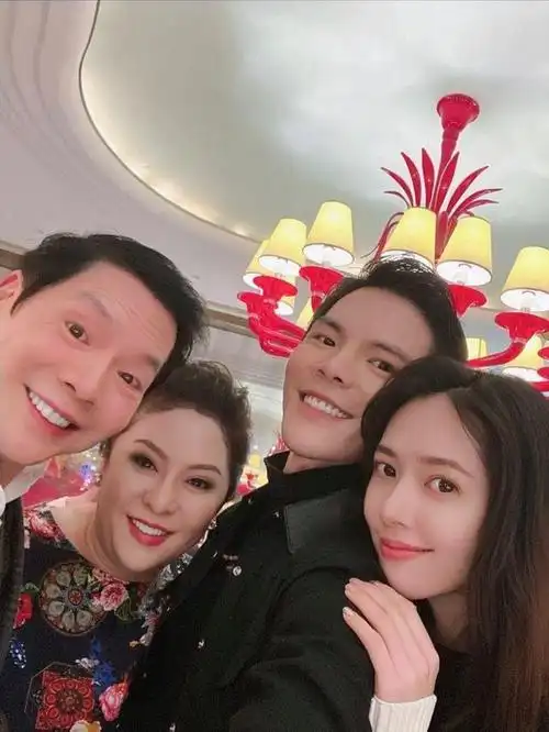 里面不光有老公向华强还有儿子向佐和儿媳郭碧婷,久未同框的向佐和