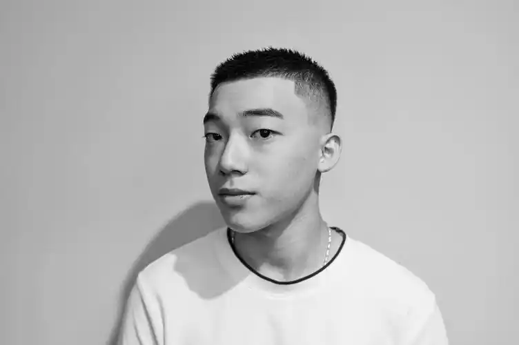 男生发型成熟干净帅气 俐落寸头绝对是首选