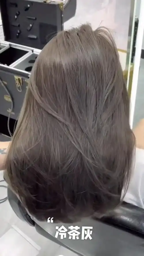 冷茶灰显白不用漂今年好流行这种冷色的发色洋气又日常