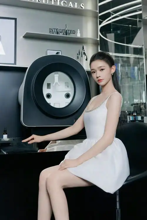 林允 白色一字带高跟凉鞋 美jio丫