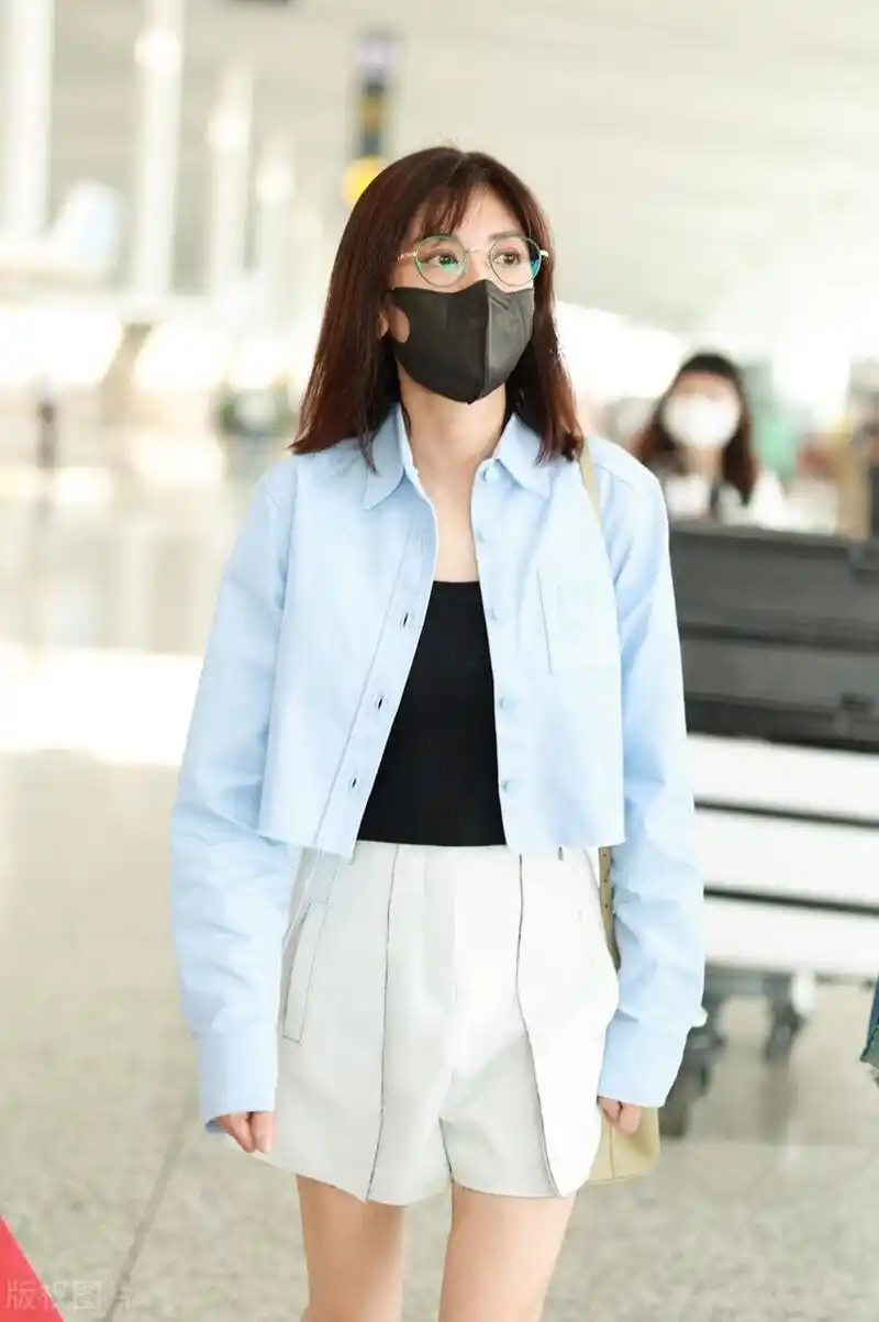 贾静雯机场街拍,蓝色衬衫外套搭配阔腿短裤,乐福鞋轻松自在!