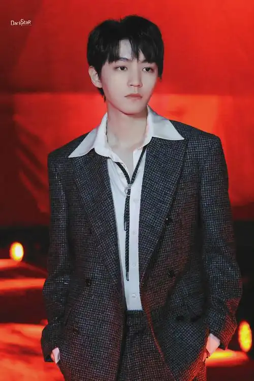 王俊凯活动饭拍 这是什么神仙颜值……_高清图集_新浪网