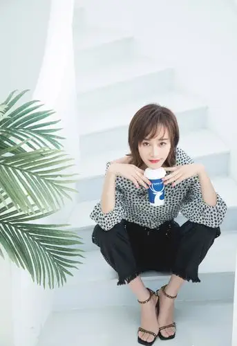 蓝盈莹短发搭出百变造型,"可盐可甜"超好看