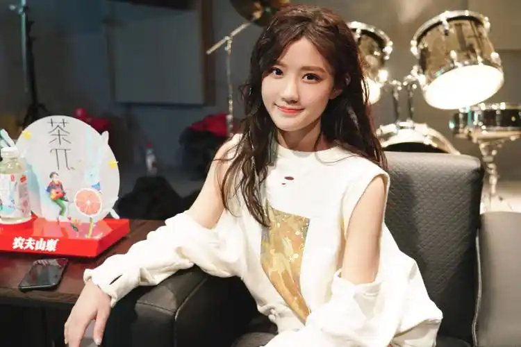 简介:陈意涵甜美乖巧写真图片,分享一组陈意涵图片给大家,图中的明星