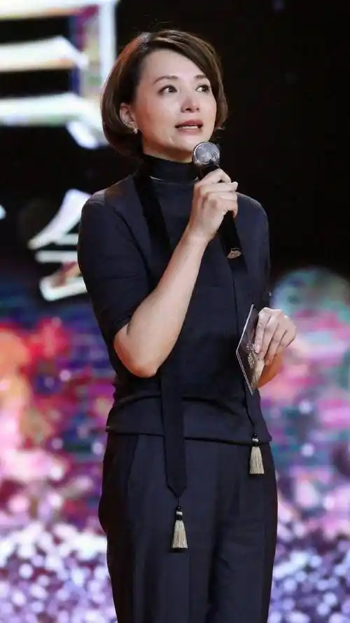 董卿罕见走红毯这么时髦,穿紧身连衣裙 波波头,换个风格变化大_身材