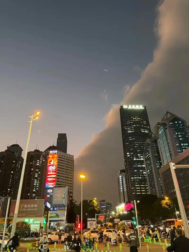 深圳 #城市的夜晚 好美的云 (摄影师:@一条想翻身的咸鱼 - 抖音