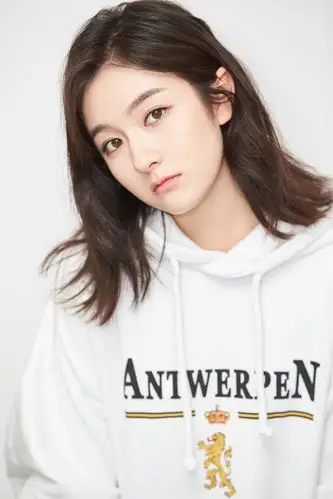 "苏桃"李兰迪青春无敌 搭白卫衣变身潮流icon