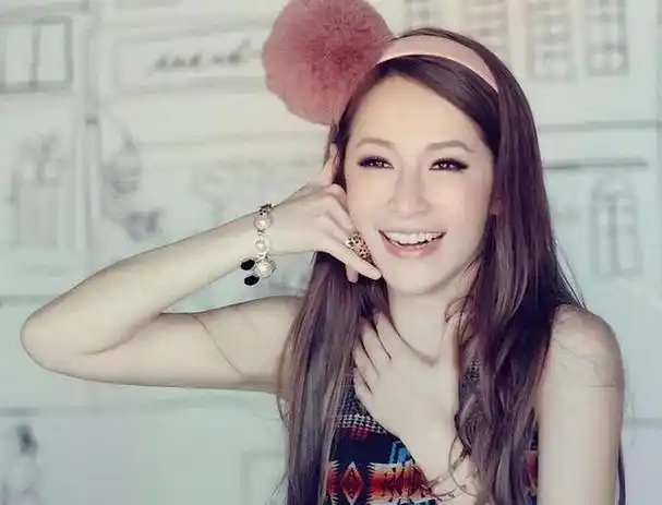 19年换17个男朋友43岁的音乐女王萧亚轩脸蛋变化大