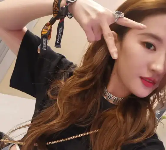 原创年纪越大嘴越小难怪网友怀疑姚晨刘亦菲做了缩唇手术