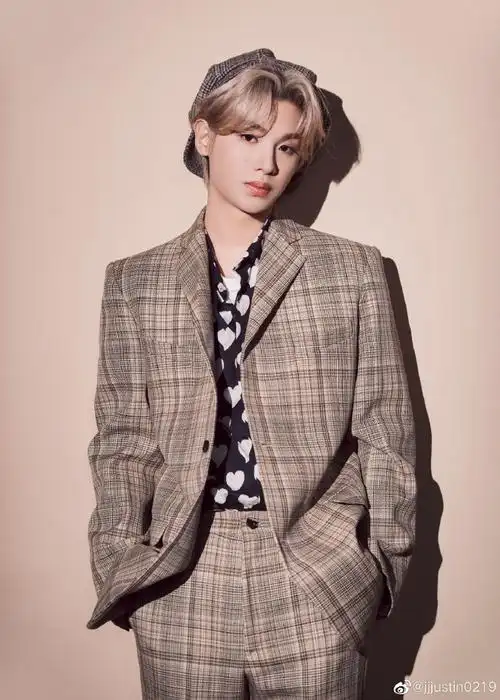 黄明昊新发色随拍##黄明昊春日ootd