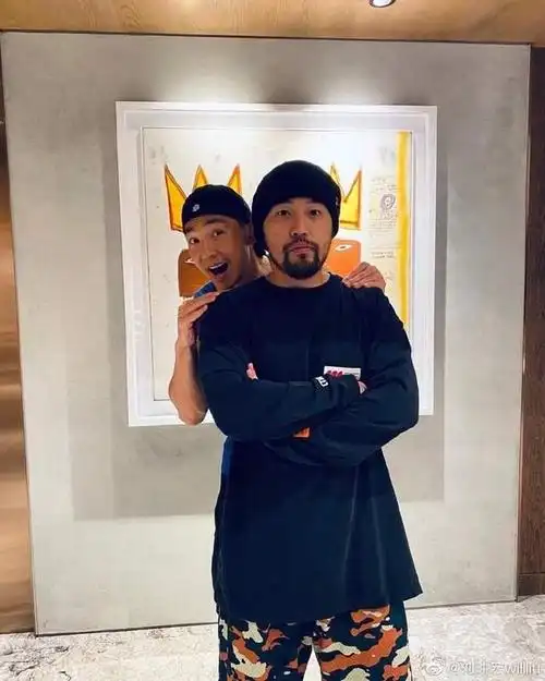 刘畊宏给周杰伦刷奶茶礼物 晒合照替兄弟"秀肌肉" - 扣丁书屋 - https