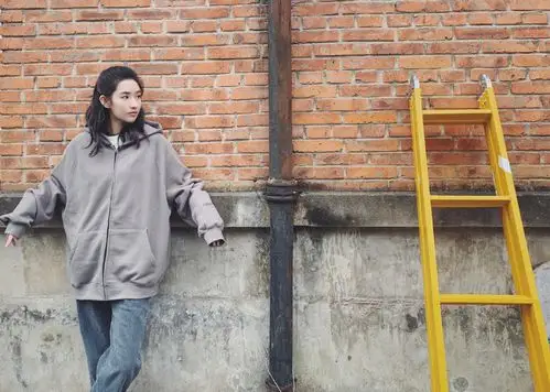 王玉雯温暖秋冬装老街写真图片56