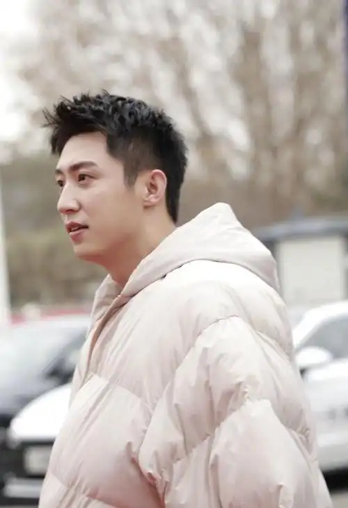 而黄景瑜的每一次登台都证明了他不仅在荧幕上,在现实中同样能给