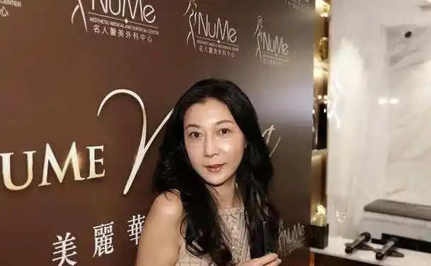 吴绮莉为了搏出位真是够拼的,裙子在腰上掏俩洞,腿比圆规还直_衣服_身