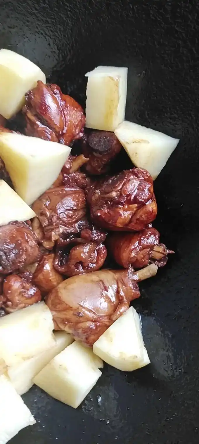 边氏鸡腿炖土豆第一张照片时候鸡腿刚炒糖色土豆还没熟二三四张照片是