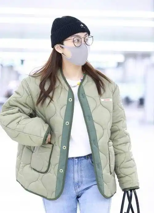 李菲儿机场穿搭翻车,穿绿色棉衣配9分牛仔裤,显胖10斤