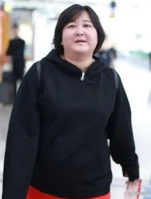 贾玲疑似体重反弹,最新机场生图流出,广大网友直呼:不还是那样