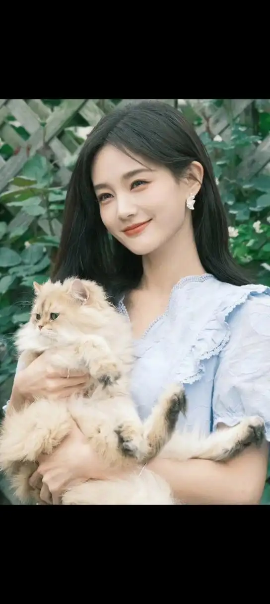 李一桐的笑容确实非常甜美,令人难以忘怀.