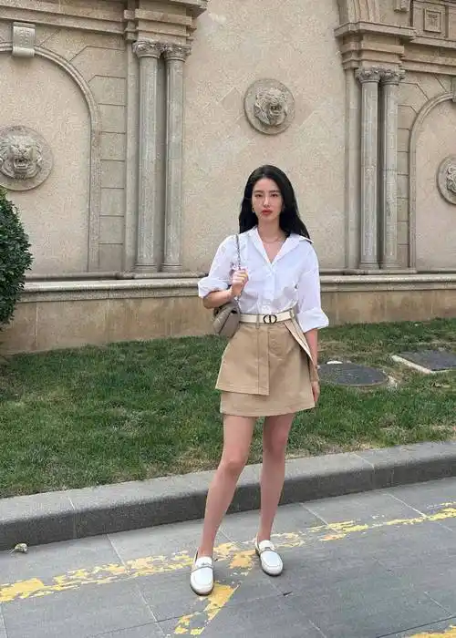 原创31岁杨采钰带火了一种新穿法白衬衫短裙乐福鞋显瘦又洋气
