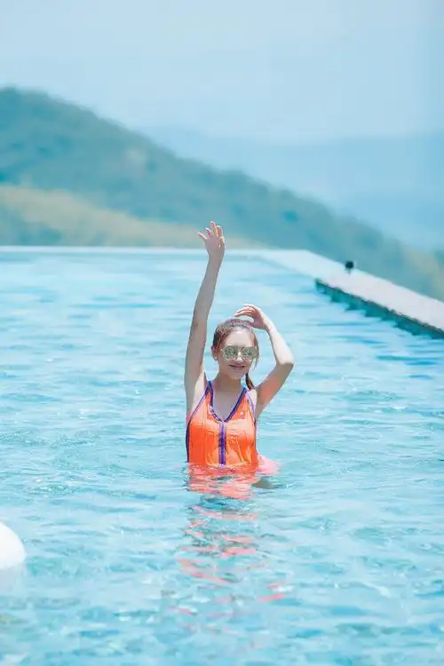 应采儿身穿比基尼戏水性感pose画面超养眼