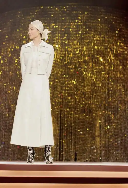 王菲穿衣真任性,基础款灰色t恤配黑色修身长裤,姐到哪都是焦点