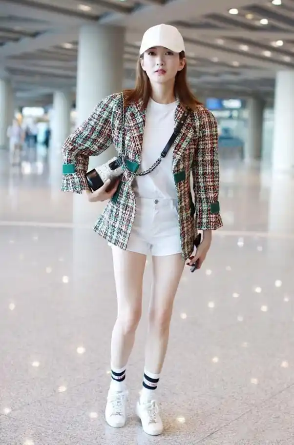 江疏影机场街拍:毛衣裙搭配及膝长靴温柔气质尽显