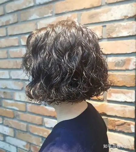 满头烫短发